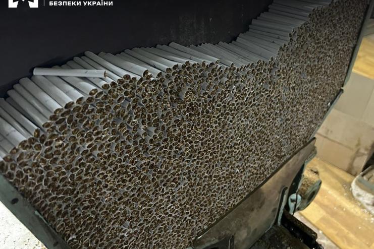 На півдні Одещини виявили підпільне виробництво сигарет 